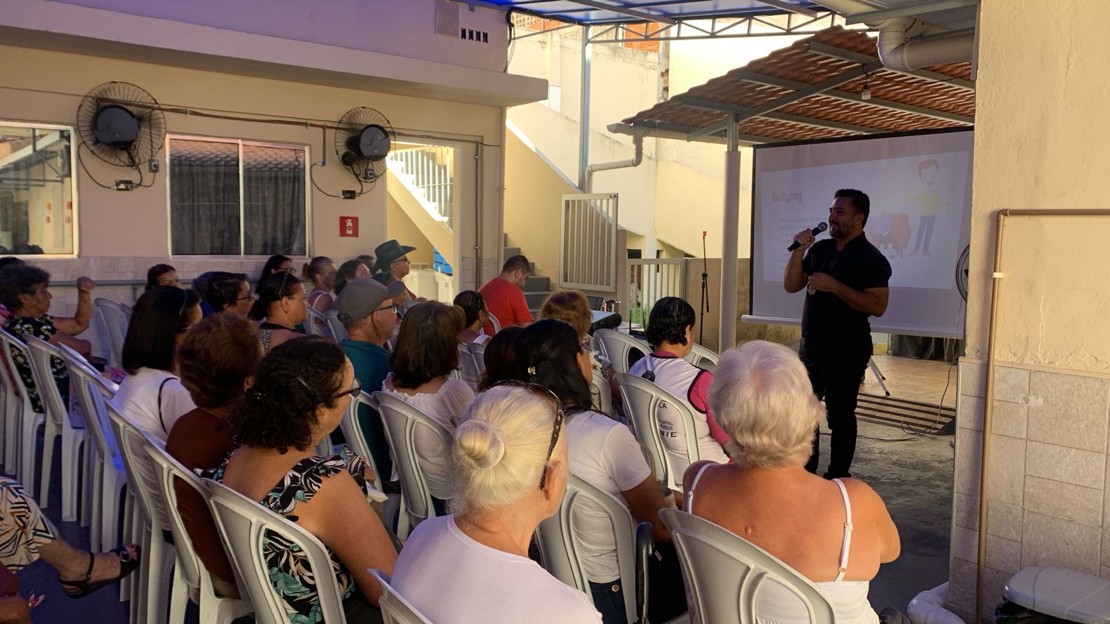 Palestra no Centro de Convivência orienta idosos sobre bullying no ambiente digital