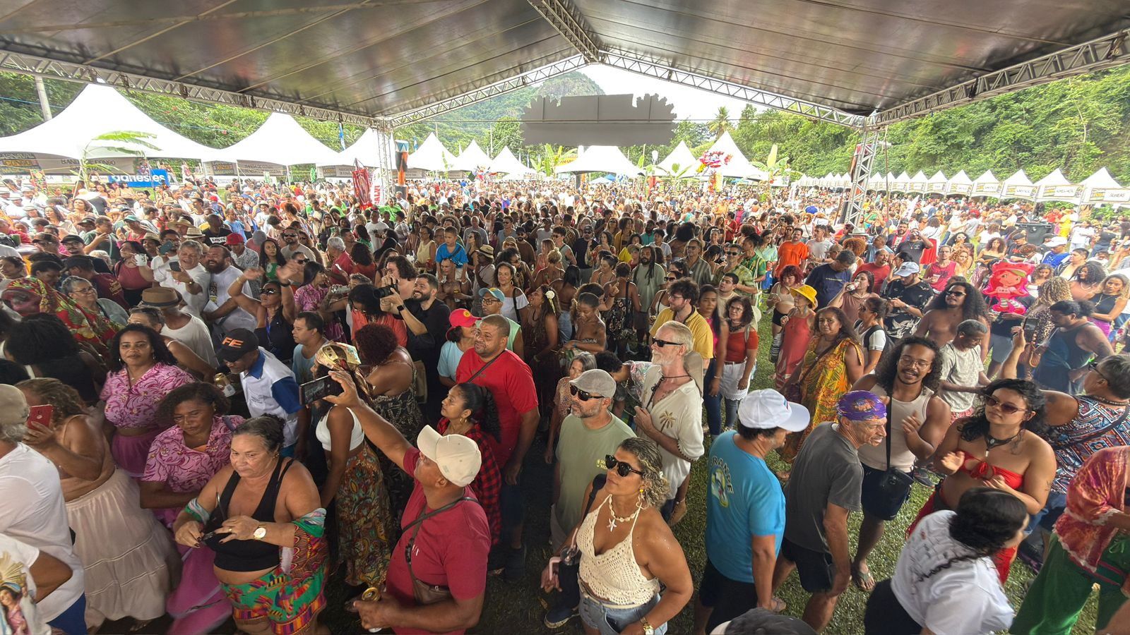 Carnaval de Congo de Máscaras reúne mais de 20 mil pessoas em Roda D’Água
