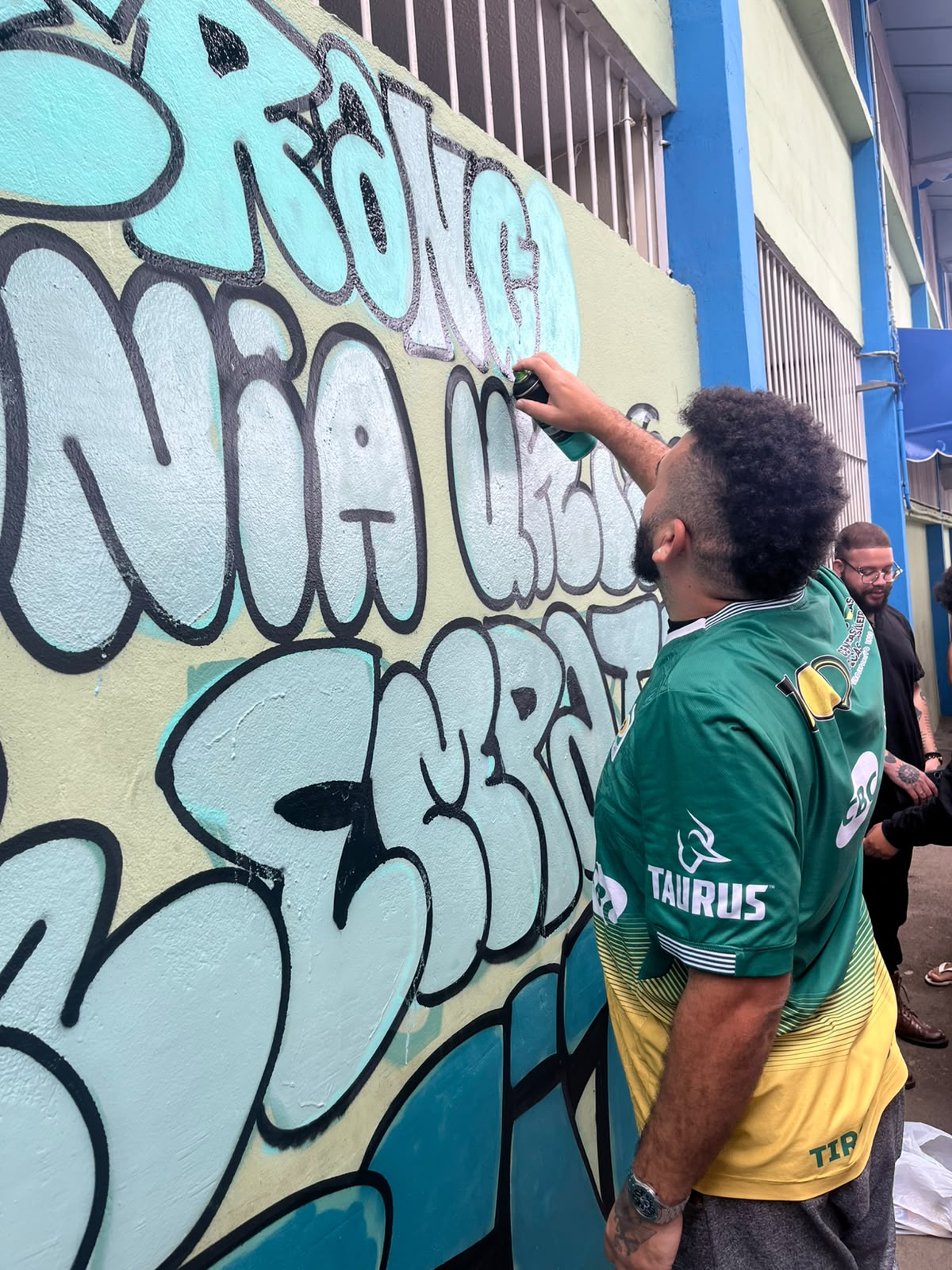 Servidor une rotina escolar ao grafite para incentivar a expressão de alunos na Escola Manoel Paschoal de Oliveira