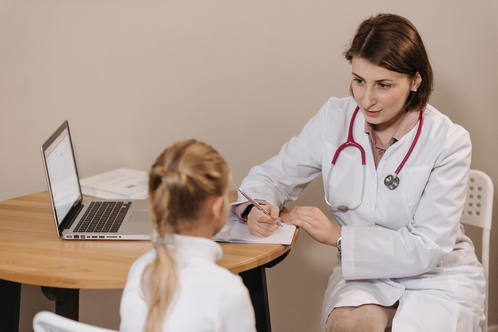 Dia Mundial da Saúde: Cariacica amplia oferta de especialidades e passa a oferecer atendimento com neuropediatra