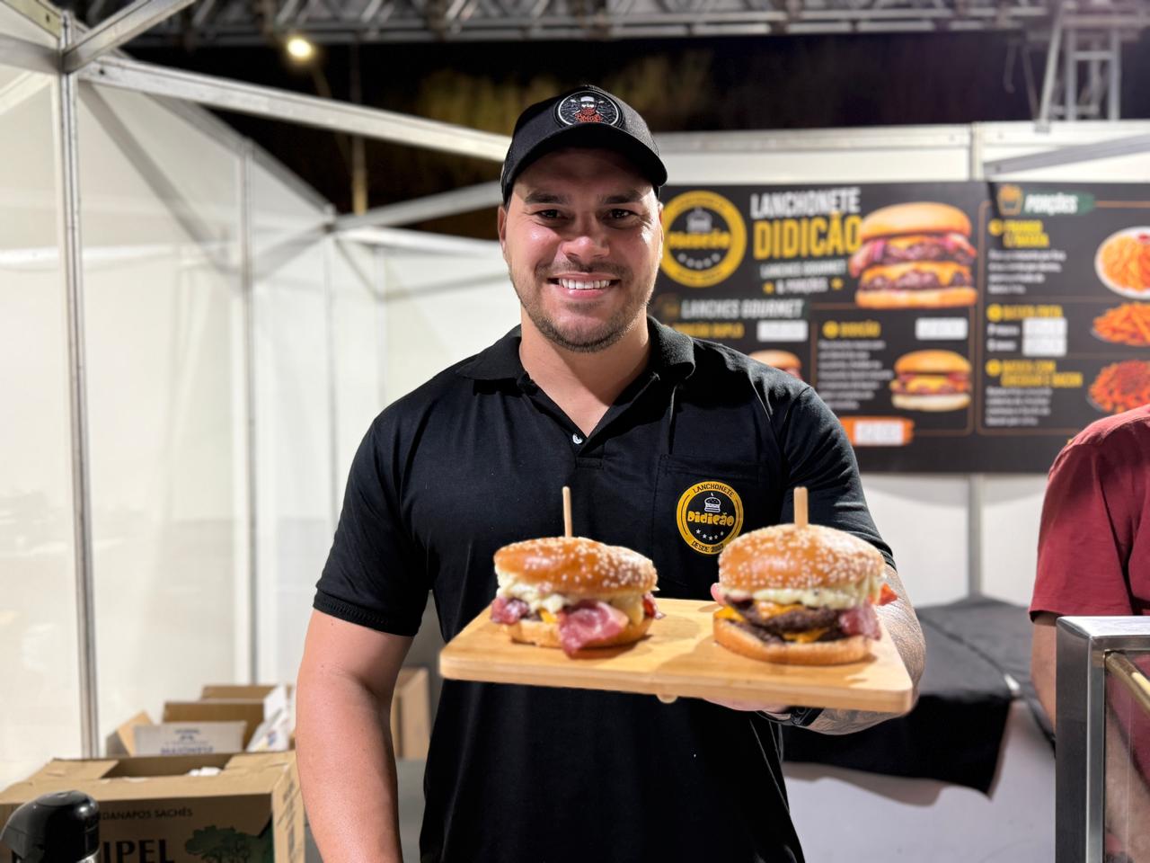 Empreendedores comemoram boas vendas na abertura da Festa de 136 anos de Cariacica
