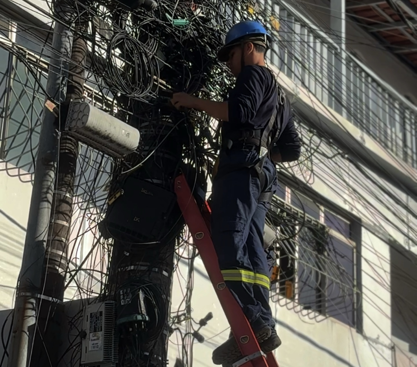 Avenida Campo Grande recebe continuidade de mutirão para retirada de fios inutilizados neste domingo (7)