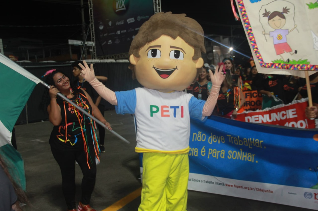 Mascote da Secretaria de Assistência Social participa de bloco de conscientização contra o trabalho infantil no Sambão do Povo