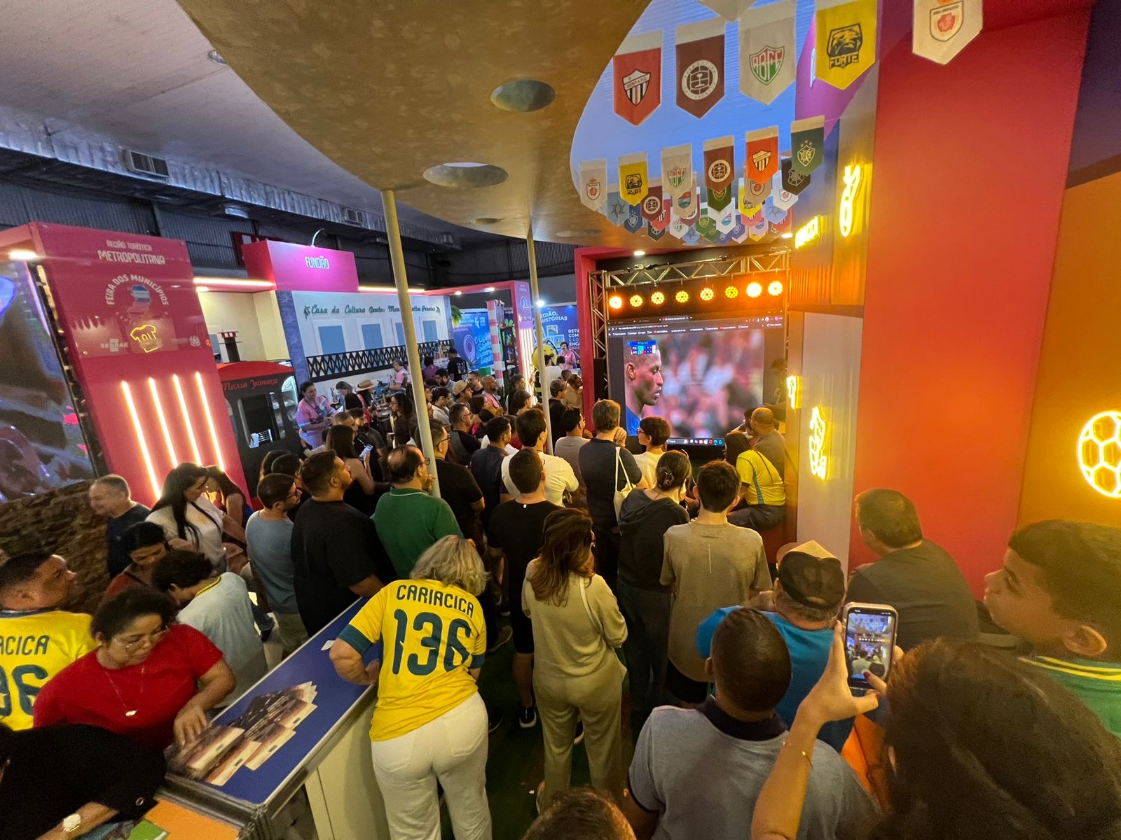 Estande de Cariacica fica lotado durante transmissão da final da Champions League na Feira dos Municípios