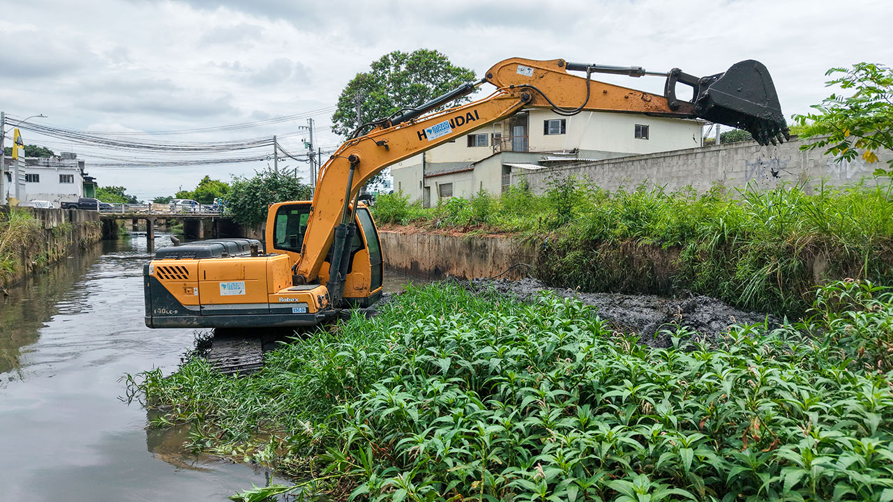 Secretaria de Serviços realiza limpeza de canal entre os bairros Bela Vista e Valparaíso 