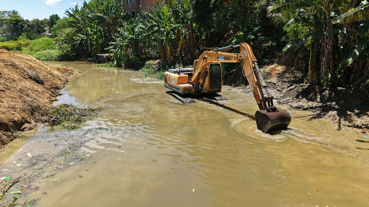 Prefeitura de Cariacica realiza limpeza preventiva no Rio Formate em Vista Dourada 