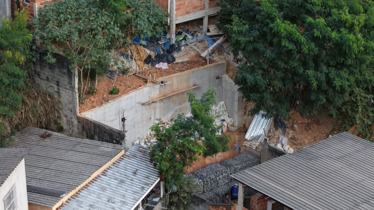 Obras de contenção de encosta no bairro Oriente chegam a 80% de conclusão