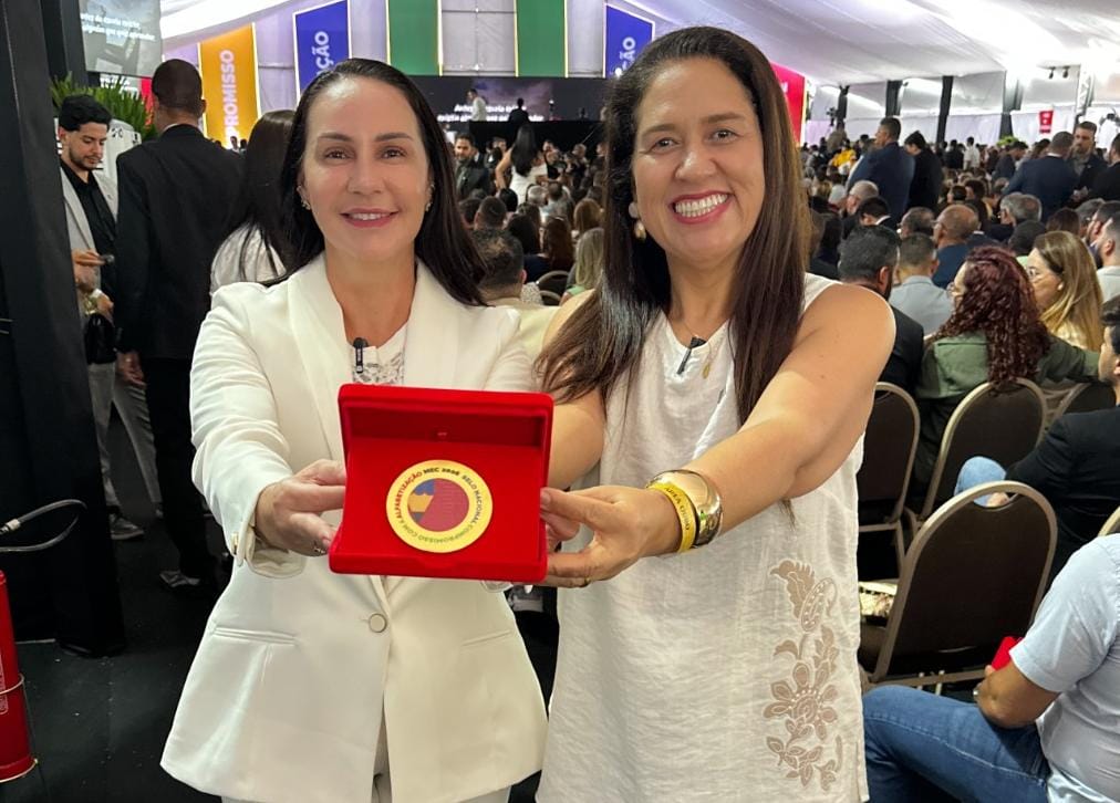 Cariacica recebe Selo Ouro de alfabetização em Brasília pelo segundo ano seguido