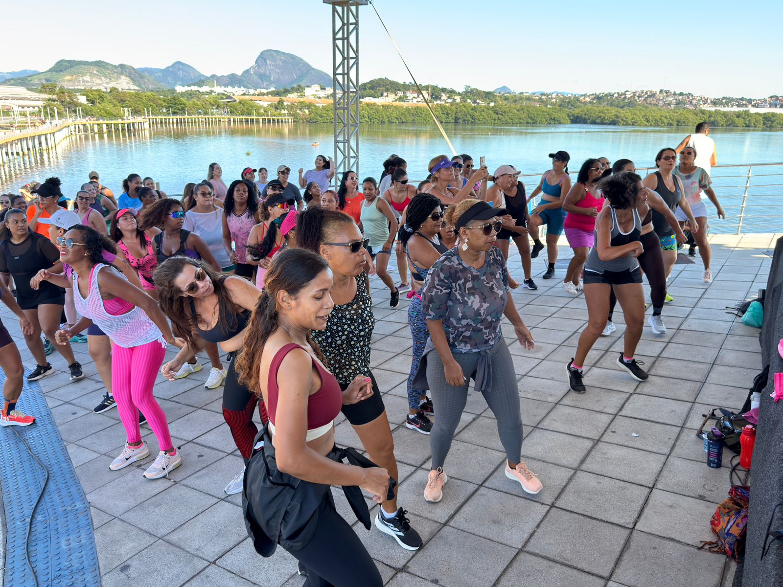 Mulheres participam de aula de ritmos e defesa pessoal na Nova Orla de Cariacica