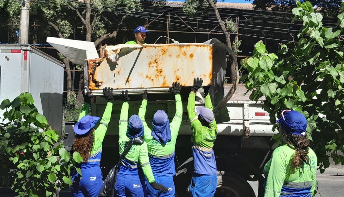 Descarte irregular: geladeira é retirada pela Secretaria de Serviços na Nova Orla de Cariacica