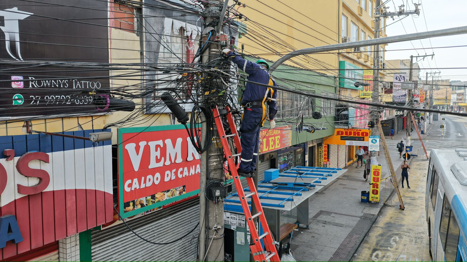 Avenida Expedito Garcia recebe continuidade de mutirão para higienização de fios inutilizados