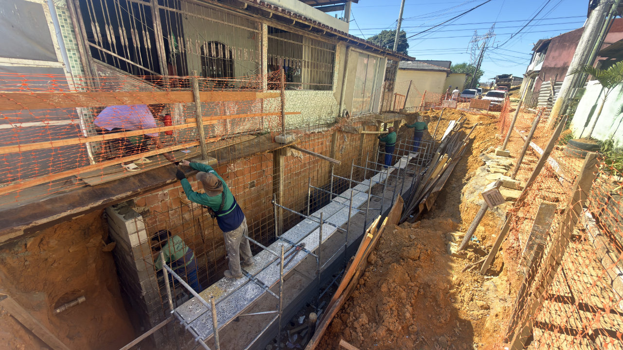 Prefeitura de Cariacica constrói muro de contenção para garantir segurança em Flexal II