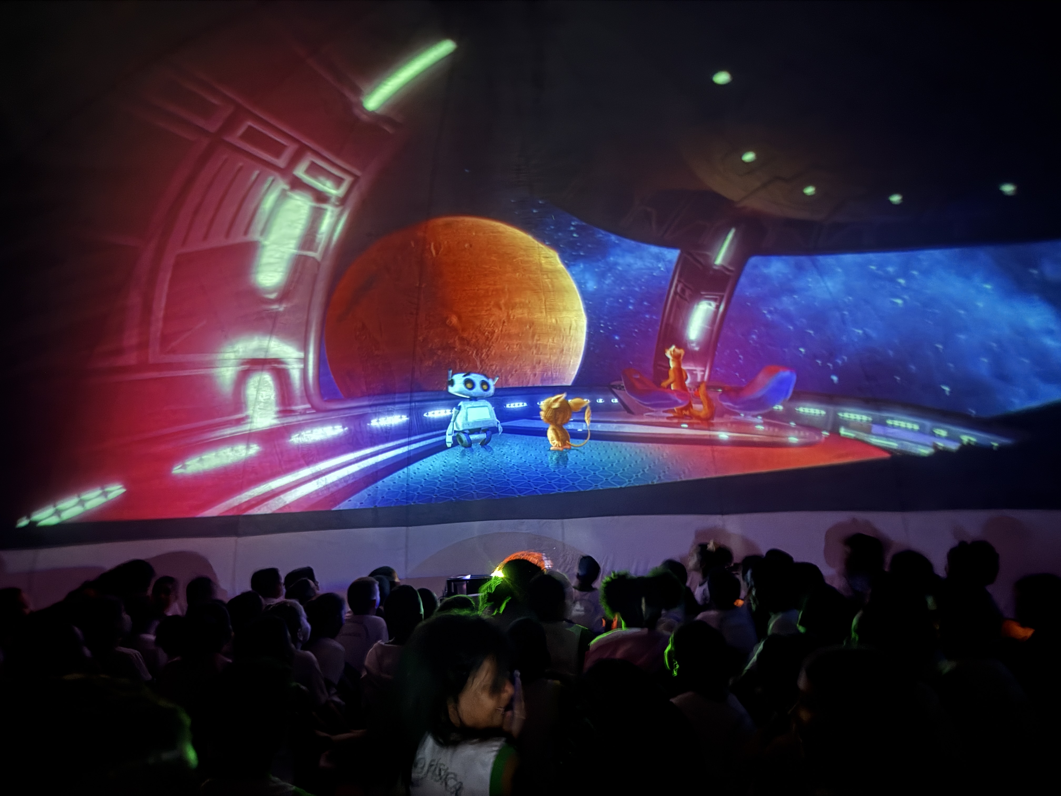 Ciência em 360º: escola vira planetário durante expedição astronômica