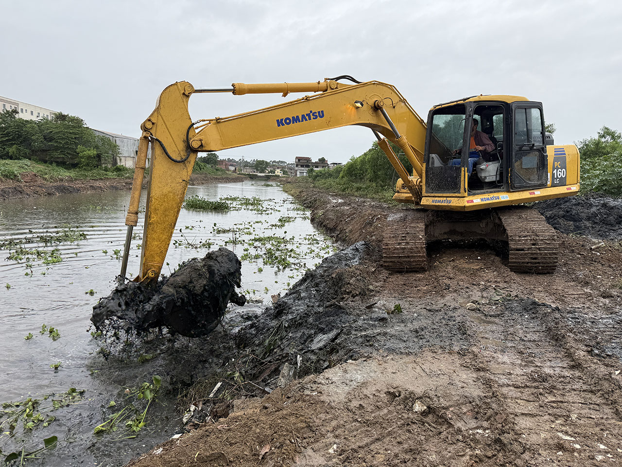 Equipes da Secretaria de Serviços atuam na limpeza de canais e redes de drenagem do município 