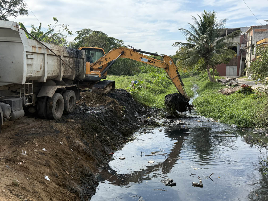 Secretaria de Serviços realiza nova limpeza em canal de Porto Novo 