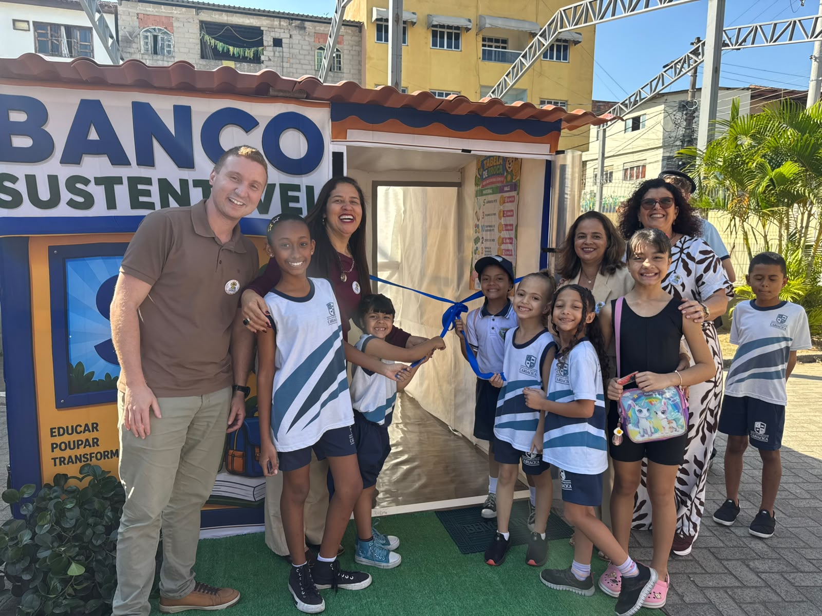 Cartão de crédito, caixa eletrônico e moedas: escola Terfina Rocha inaugura banco para ensinar educação financeira