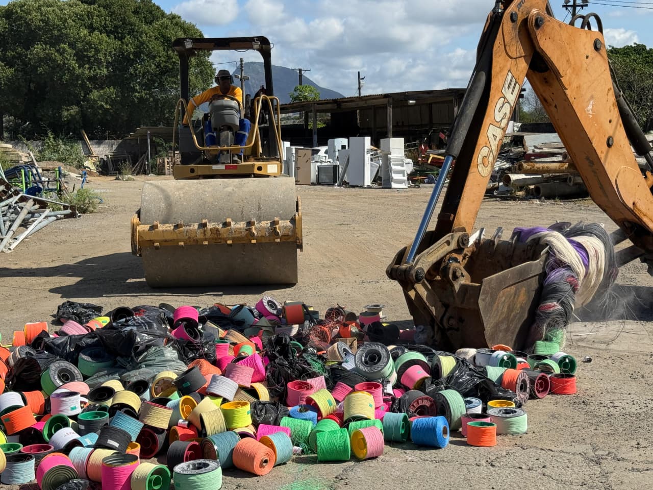 Prefeitura de Cariacica realiza destruição de linhas chilenas apreendidas em fábrica clandestina