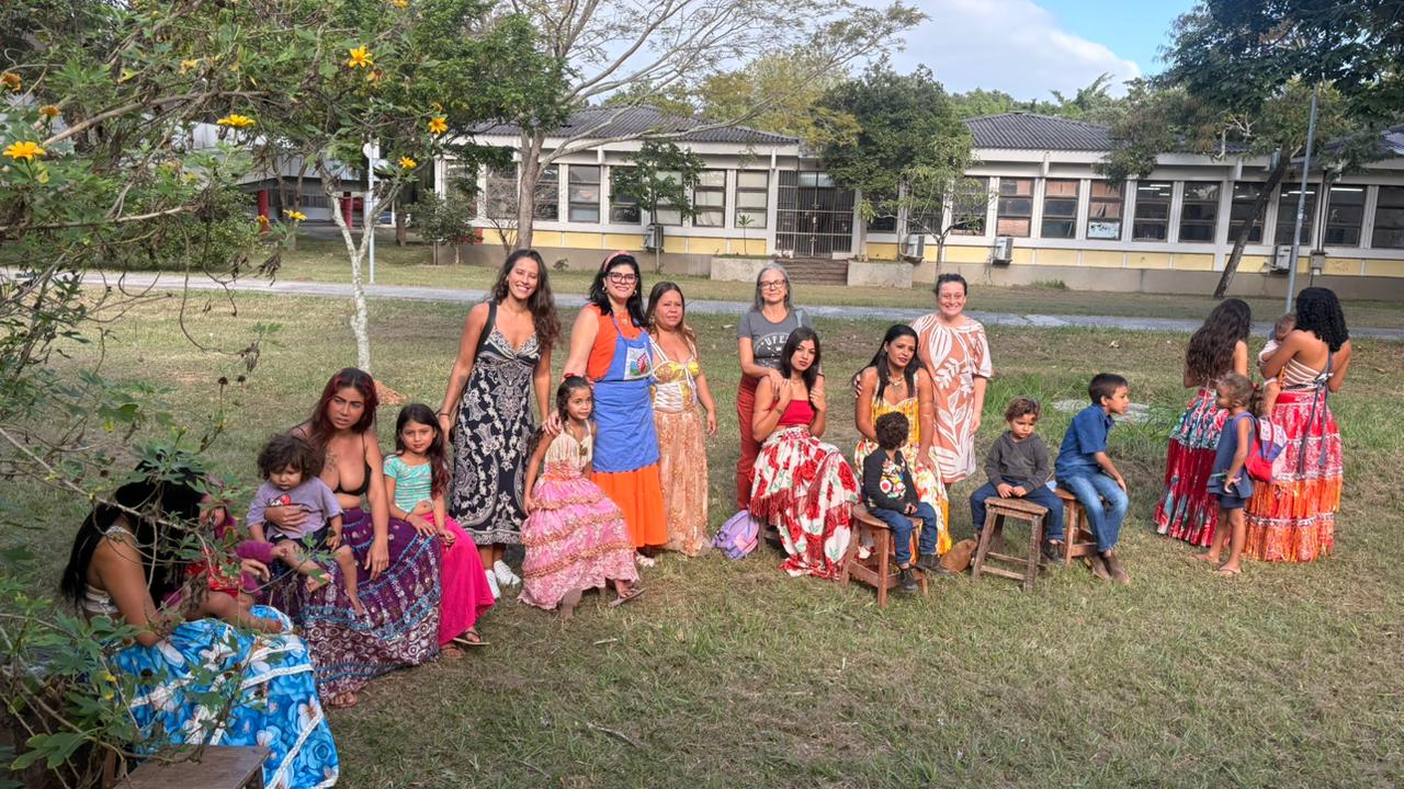 Mulheres ciganas de Cariacica expõem arte étnica na Ufes