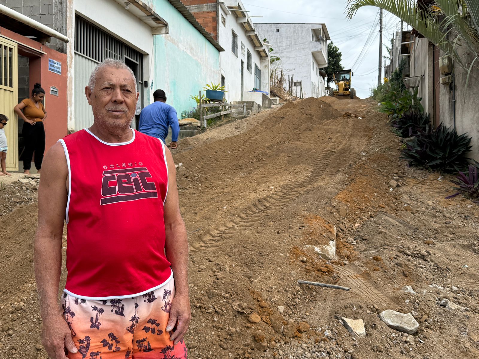 Sonho realizado: morador de Bubu celebra início da pavimentação de ruas no bairro
