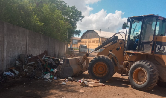 Secretaria de Serviços faz megamutirão para retirar lixo e entulho das ruas