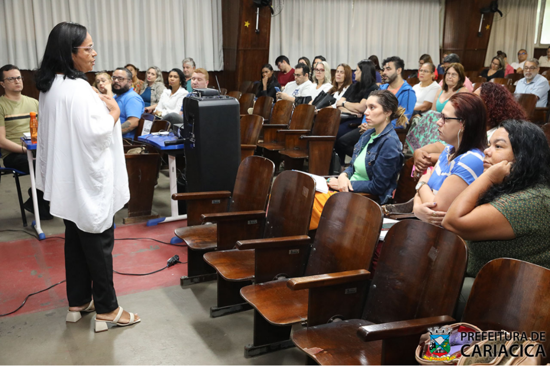 Diretores participam de reunião de planejamento escolar antes da volta às aulas