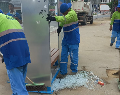 Triste registro: mais um abrigo de ônibus é alvo de vandalismo