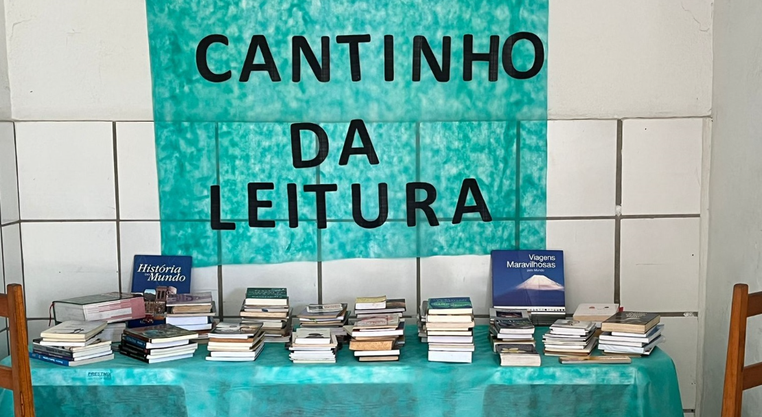 Centro Pop recebe doação de livros para compor Cantinho da Leitura