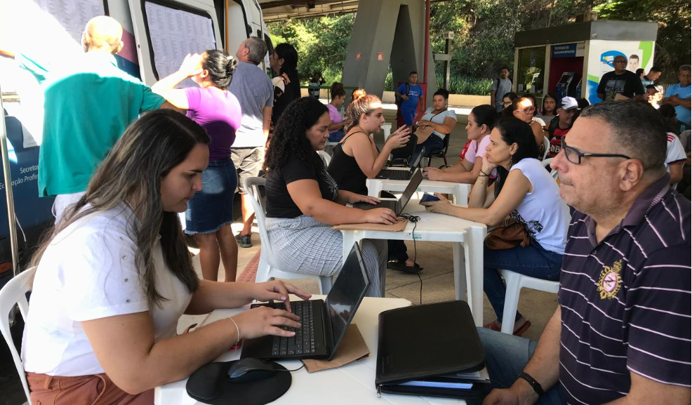 Candidatos correm em busca de uma das 18 mil vagas de emprego disponibilizadas no Terminal de Itacibá