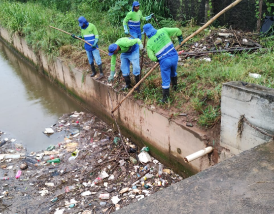 É muito lixo! Prefeitura faz limpeza de canal em Valparaíso