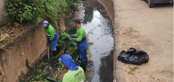 Prefeitura faz limpeza manual em canal do bairro Oriente nesta quinta-feira (14)