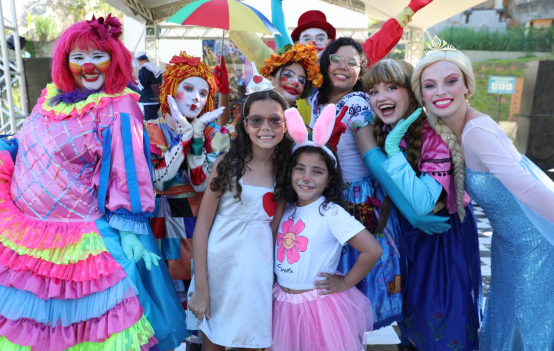 Palhaços fadas princesas e super-heróis tomam conta da matinê no Parque da Biquinha