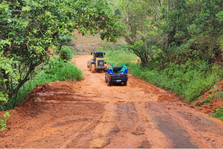 Prefeitura de Cariacica recupera estradas na zona rural