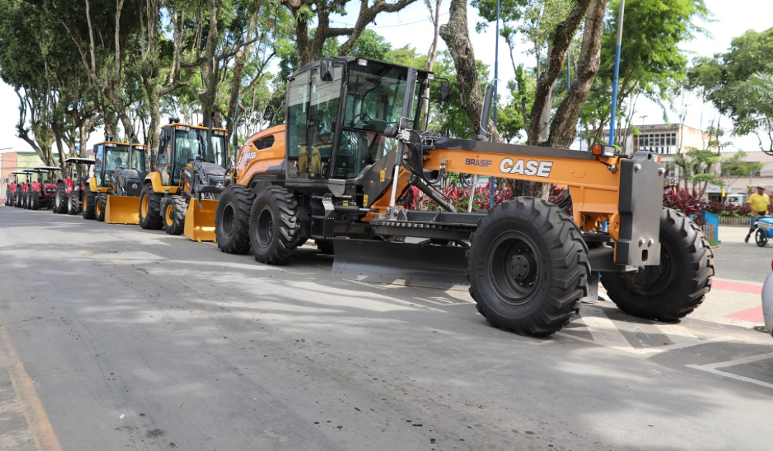 Produtores rurais de Cariacica recebem 11 máquinas agrícolas em Cariacica-Sede