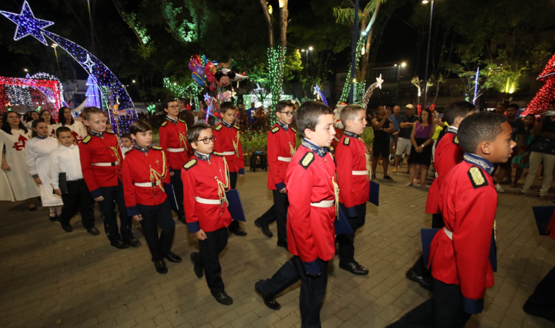 Ônibus iluminado e coral alegram moradores no Natal Luz em Cariacica-Sede