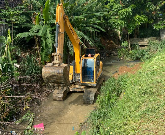 Prevenção de alagamentos: limpeza de canais e redes de drenagem é diária