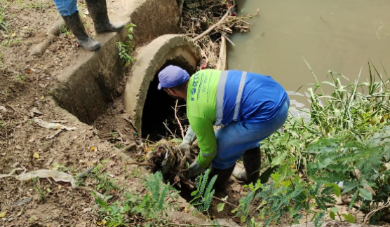 Limpeza de canais chega ao bairro Operário