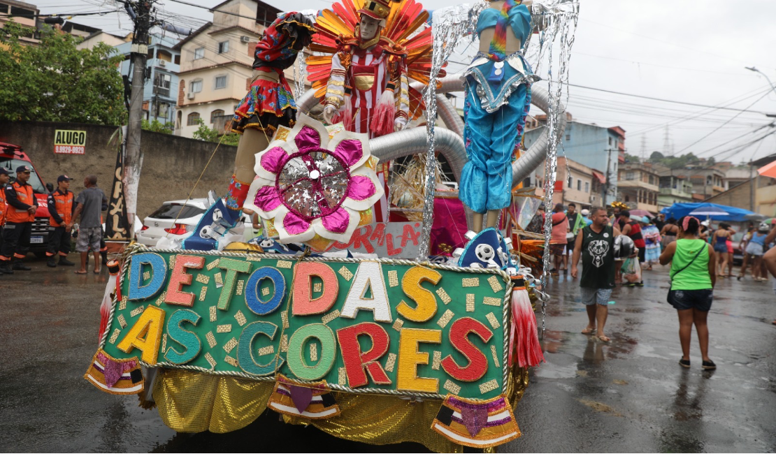 Carnaval 2024: Bloco Bora Lá desfila pelas ruas de Itacibá