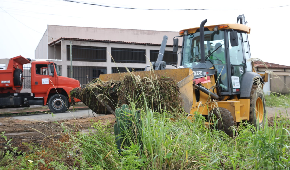 Secretaria de Serviços faz mutirão para limpeza de terrenos baldios no Dia D Contra a Dengue