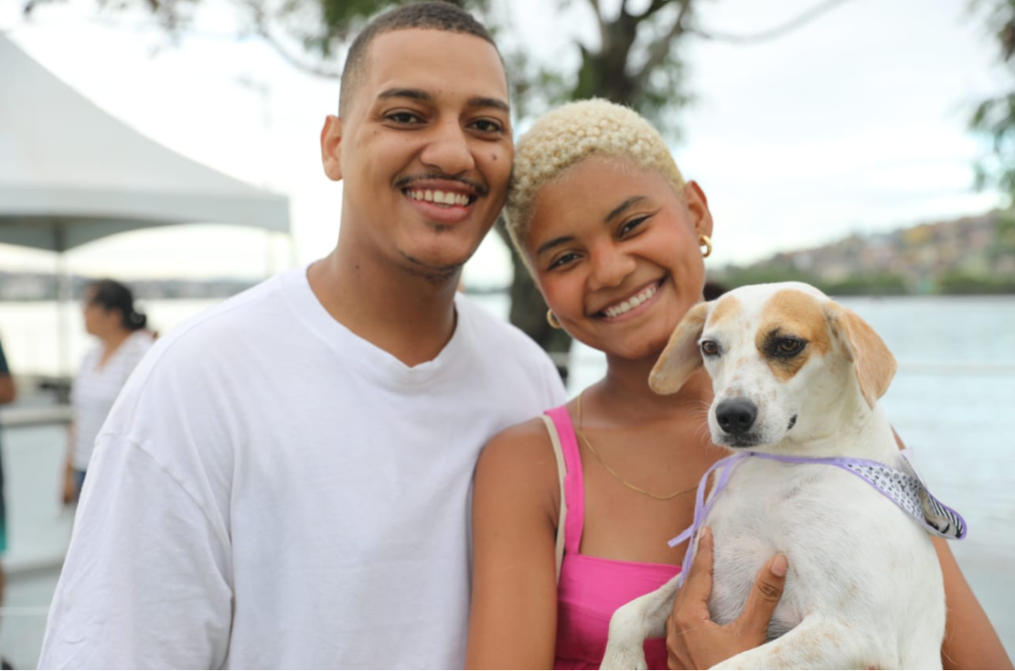 Cães ganham um novo lar após Feira de Adoção na Nova Orla de Cariacica