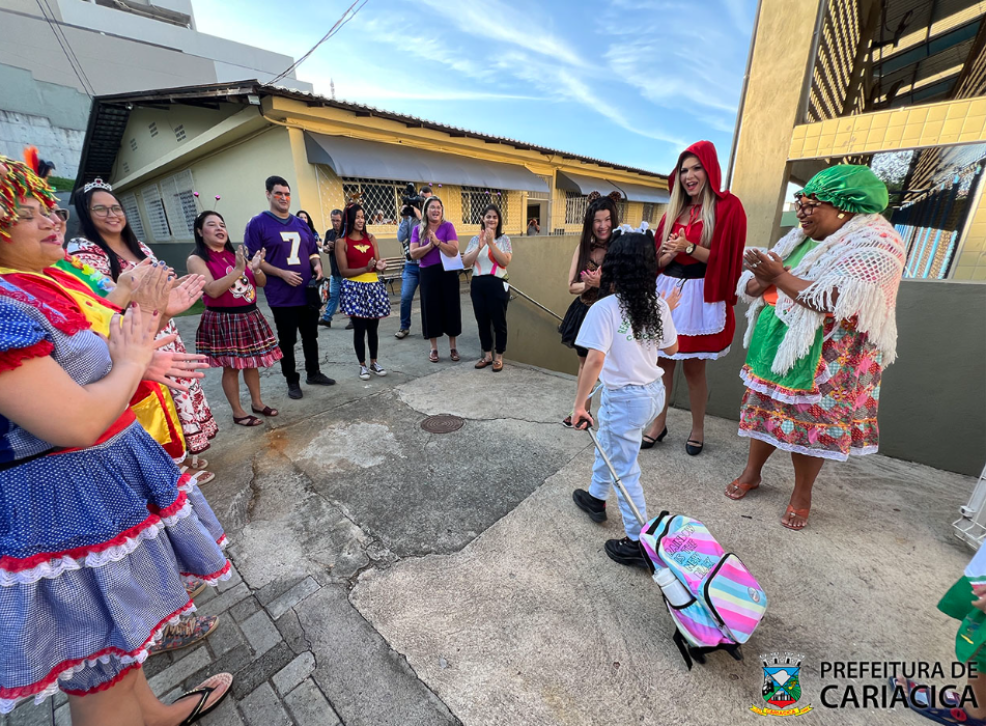 Alunos têm recepção divertida no primeiro dia de aula em escola municipal de tempo integral de Cariacica