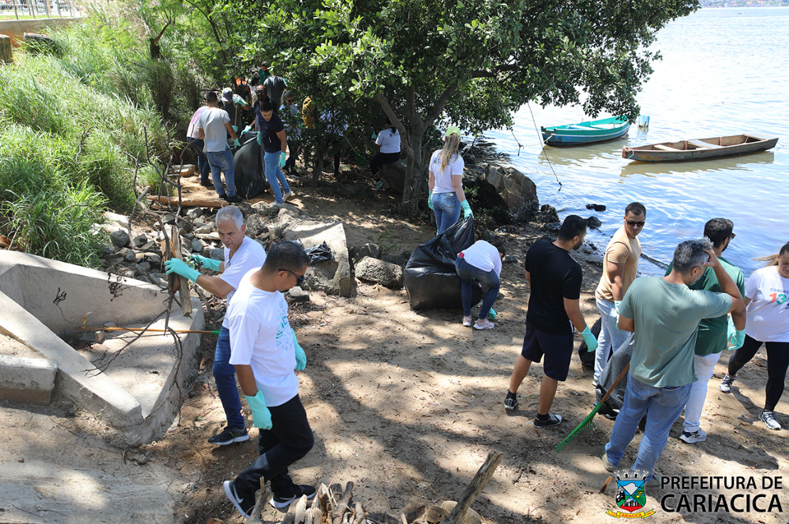 Nova Orla de Cariacica: equipe de limpeza recolhe lixo e entulho de manguezal
