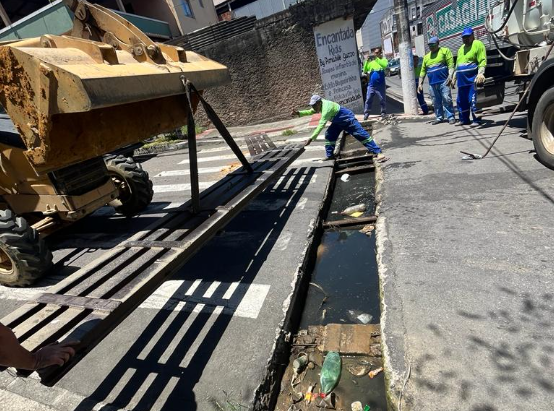 Para ajudar a manter a cidade limpa e sem alagamentos nada de jogar lixo no meio da rua