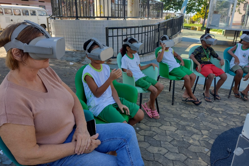 Alunos da rede municipal participam de exposição interativa com realidade virtual e mostra de cinema