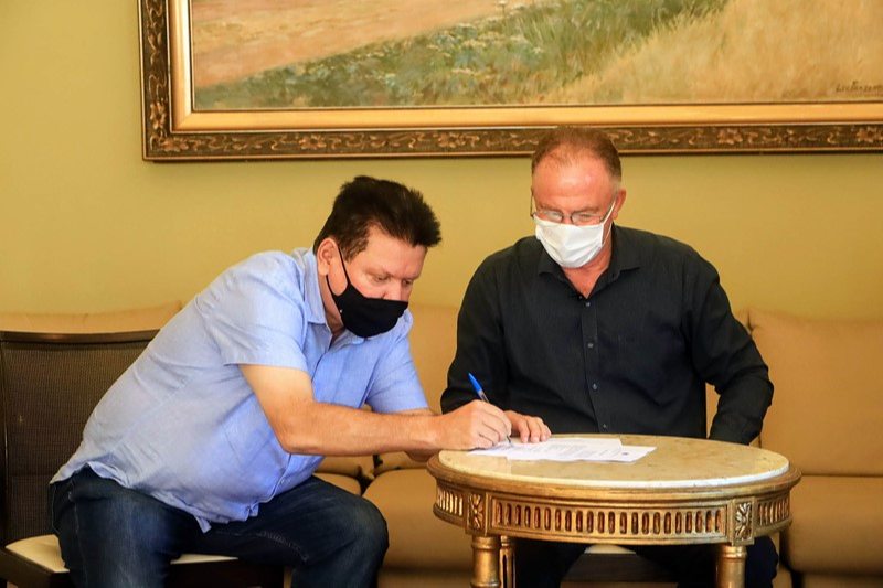 Prefeitura e governo do Estado assinam convênio para a drenagem e pavimentação da Avenida Bernardo Simmer no bairro Formate 