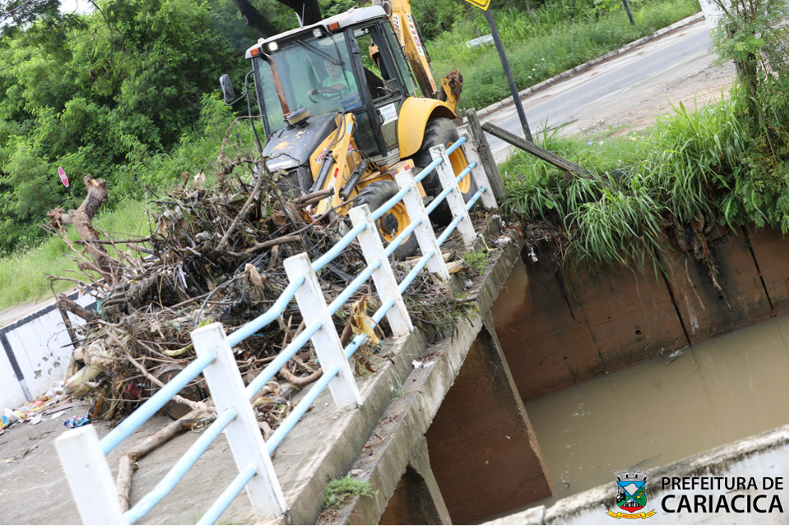 Prefeitura de Cariacica realiza limpeza em córrego próximo à Rodovia Leste-Oeste nesta sexta-feira (16)