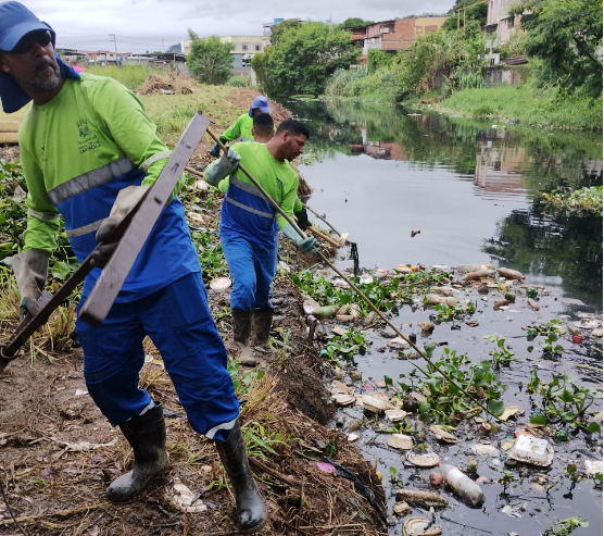 Secretaria de Serviços faz a limpeza do Rio Itanguá