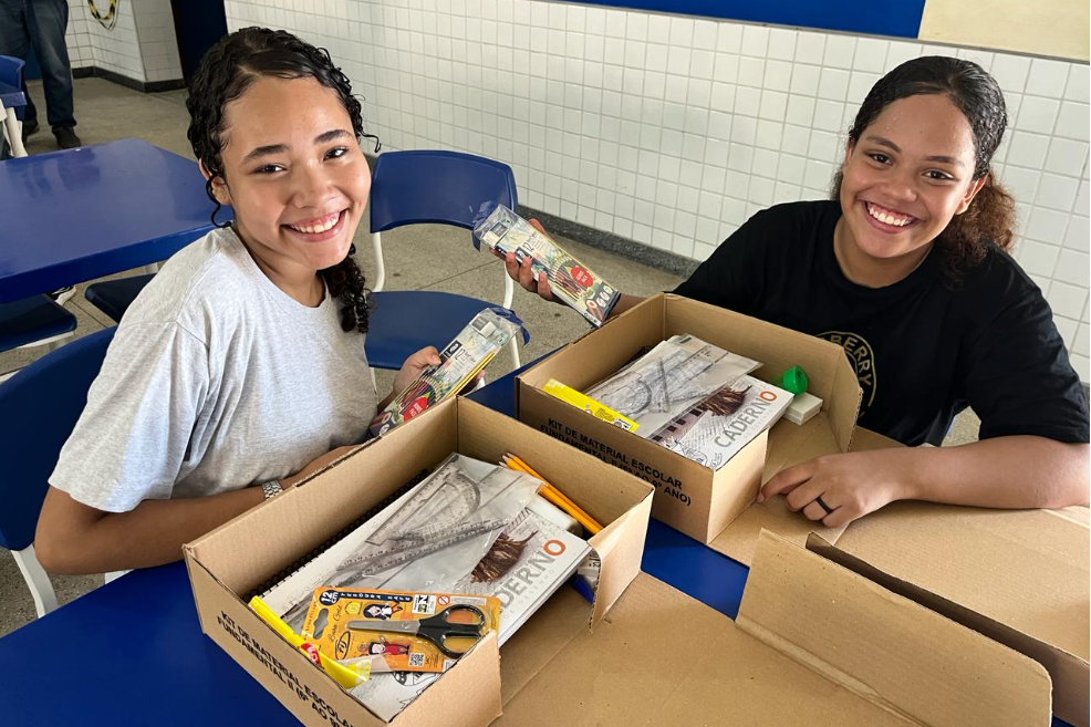 Estudantes da Escola Cívico-Militar Cel PM Orlady Rocha Filho recebem kits escolares