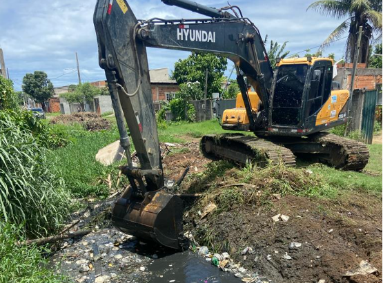 Prefeitura faz limpeza mecanizada de canal em Rio Marinho