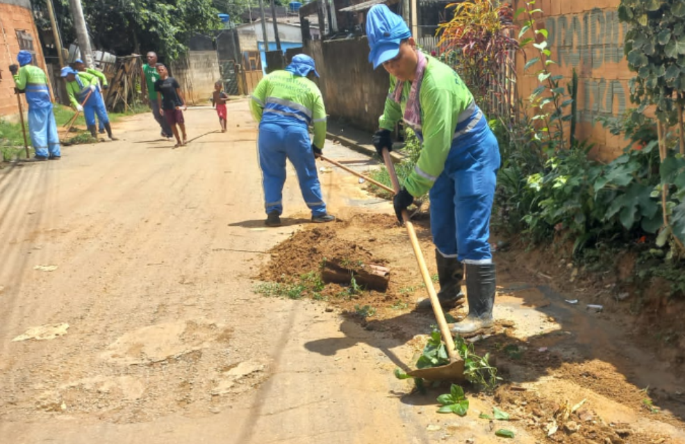 Sábado também é dia de limpeza e manutenção em toda cidade