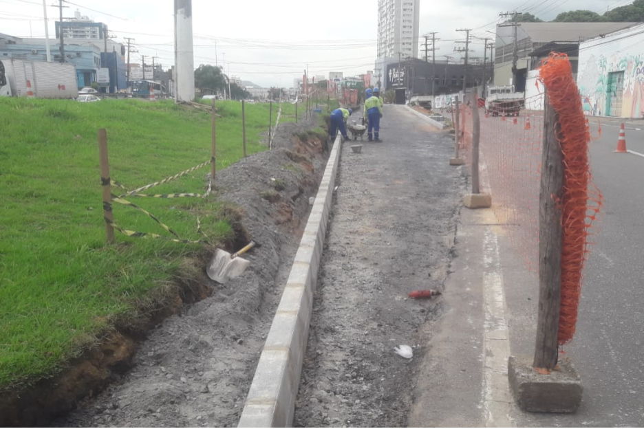 Meio fio é instalado em intervenções da Avenida Mário Gurgel